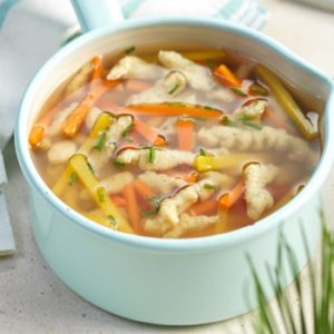 Klare Gemüsesuppe mit Kräutertropfteig