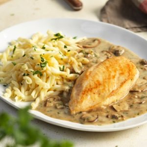 Hühnerbrust mit Steinpilzrahmsauce und Nudeln