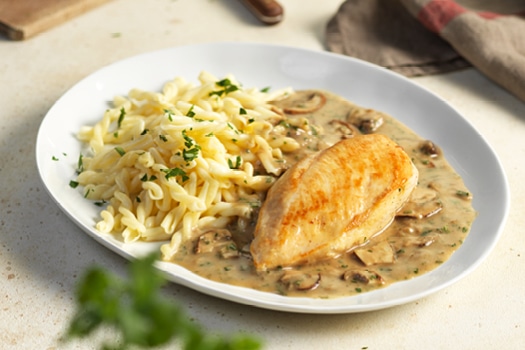 Hühnerbrust mit Steinpilzrahmsauce und Nudeln