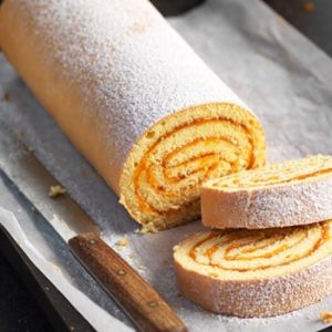 Biskuitroulade mit Marmelade