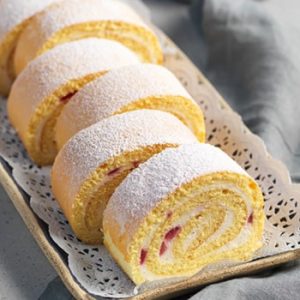 Biskuitroulade mit Erdbeer-Topfencreme - leider momentan nicht lieferbar!